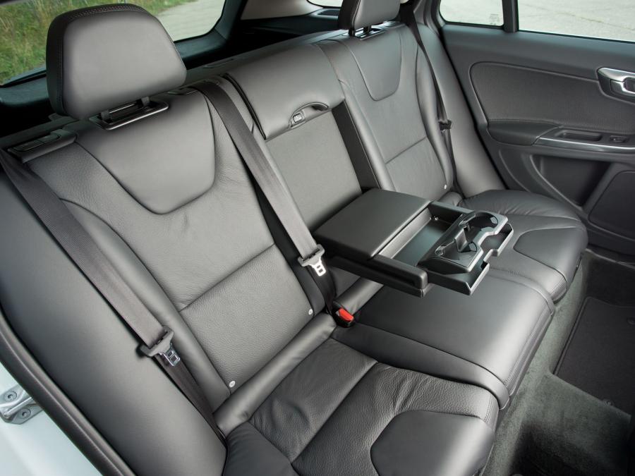  Volvo V60 2013 года  (UK) (фото 2 из 14)
